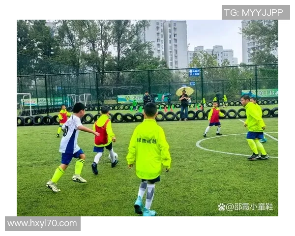 小小足球承载大梦想少年心中的绿茵场与未来的希望之旅 小小足球承载大梦想少年心中的绿茵场与未来的希望之旅