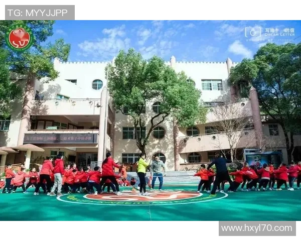 足球与气球的奇妙结合让我们在欢笑中畅享运动的乐趣与童趣